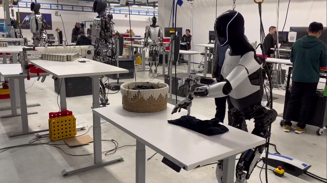 Elon Musk: Optimus robot is now able to fold shirts